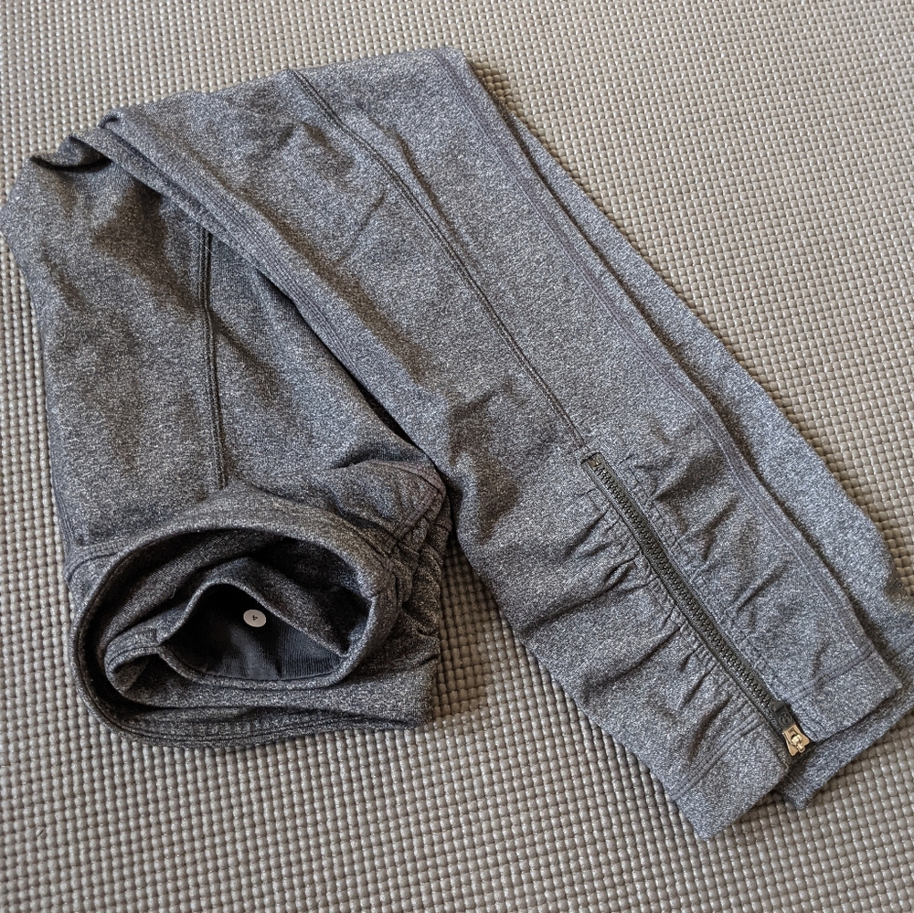 Grey Lululemon crops - Picture 4 of 4